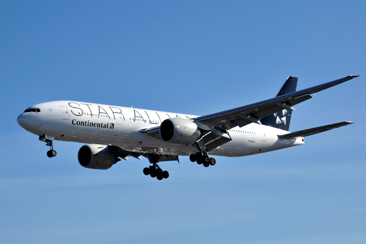 A mid-air Star Alliance (Continental Airlines) Boeing 777-224ER. Photo from Wikimedia Commons licenced under Creative Commons.